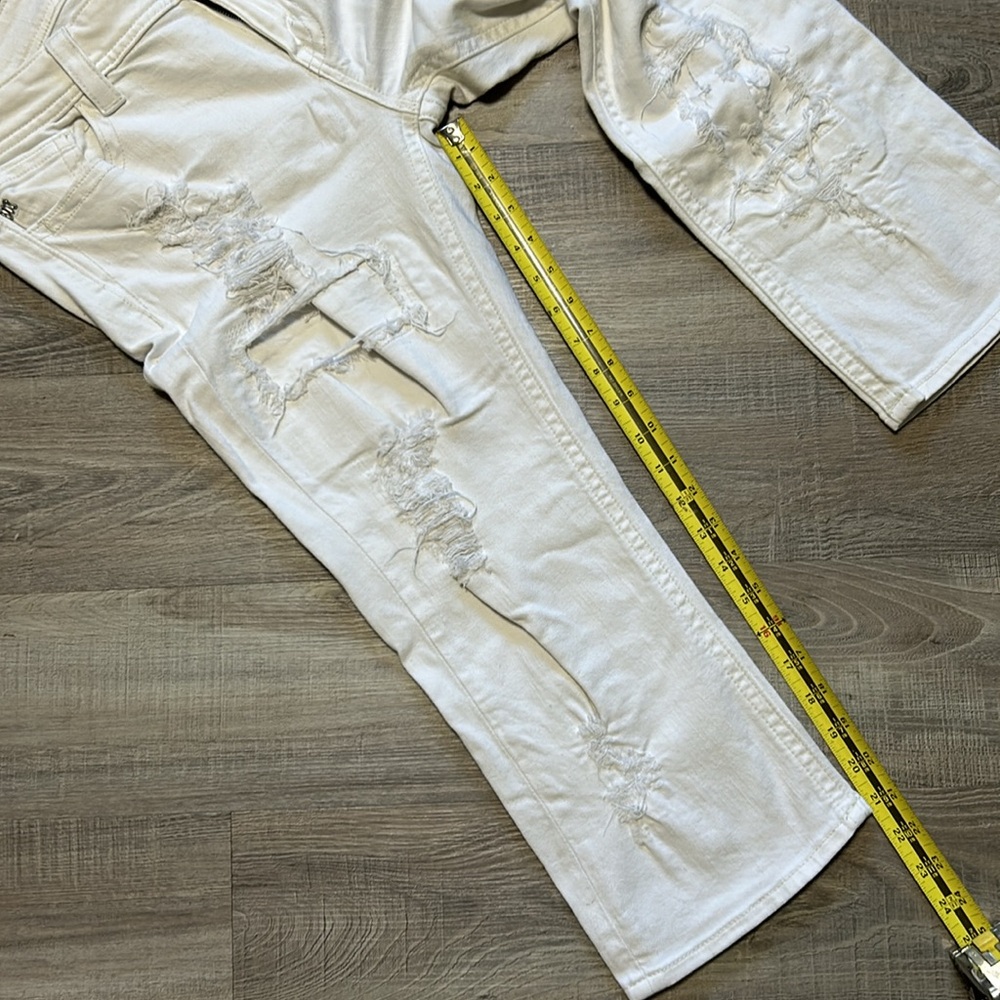 Woman’s Miss Me white distressed, signature capris - size 30 - Picture 14 of 16